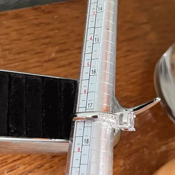 NWOT Silver Size 7 Gorgeous Ring with lots of bling, - Picture 8 of 12